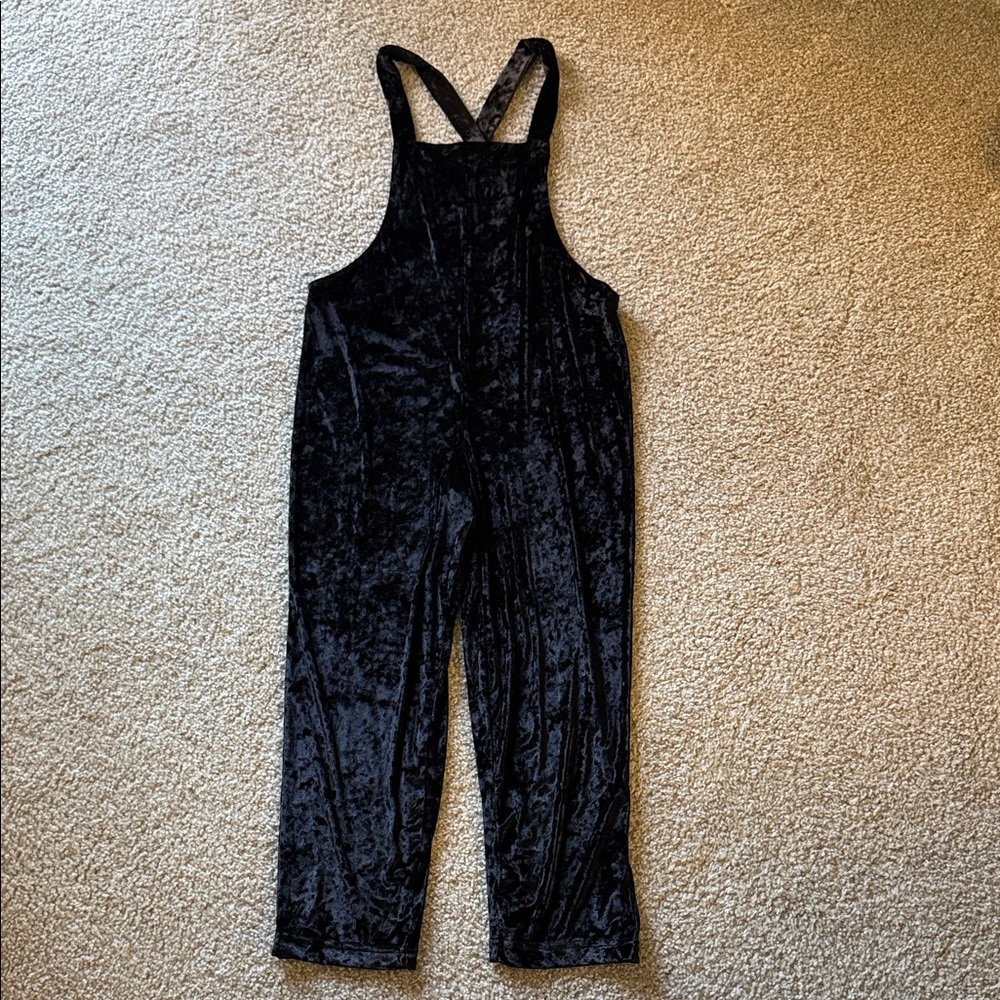 NWOT: Urban Outfitters Brand: Women’s Black Crushed Velvet Overalls Size XS
